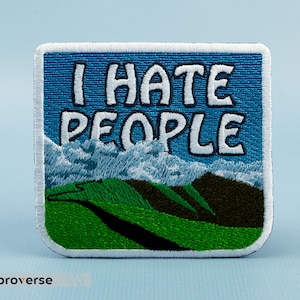 Parche "Odio a la gente" - Montañas verdes y nubes - Amantes del senderismo y los viajes - Distanciamiento social - Termoadhesivo - Tamaño: 3,5 x 3,3 pulgadas