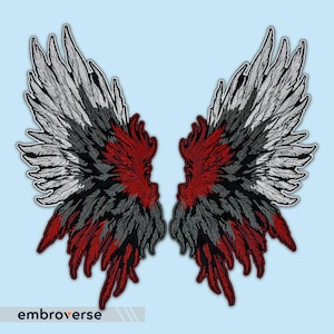 Peut inclure: Une paire d'ailes brodées de grande taille avec un motif de couleur noir, blanc et rouge. Les ailes sont détaillées avec des plumes et ont un aspect légèrement vieilli.