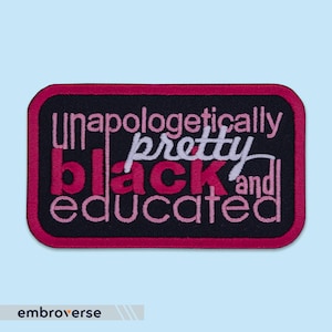 Puede incluir: Parche bordado rectangular con fondo negro y borde rosa. El parche muestra las palabras "unapologetically pretty black and educated" en letras blancas y rosas. La marca "embroverse" está en la parte inferior.