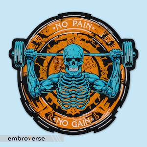 Puede incluir: Un parche bordado negro y naranja con un esqueleto azul levantando una barra. El parche tiene el texto "No Pain No Gain".