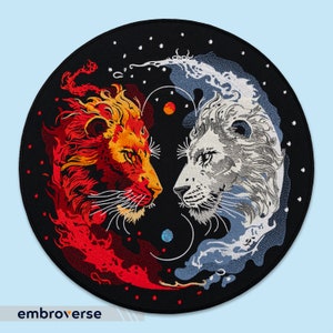 Può includere: Toppa ricamata con un leone rosso con una criniera di fuoco e un leone bianco con una criniera blu. I leoni si fronteggiano in un design in stile yin-yang.