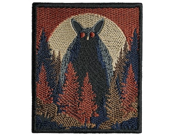 Mothman-tygmärke - Fullmåne i tallskog med kryptid, retrobroderat strykmärke