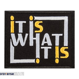 Broderad lapp med texten "Det är vad det är" - Roliga citat med slogan - Stryk-på-lappar - Storlek: 8,5 x 7,3 cm