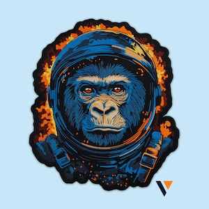 Könnte beinhalten: Gestickter Aufnäher mit einem Gorilla, der einen blauen und orangefarbenen Astronautenhelm und -anzug trägt. Das Gesicht des Gorillas ist detailliert mit roten Augen und einem ernsten Ausdruck. Der Aufnäher hat einen schwarzen Rand mit orangefarbenen Flammen.