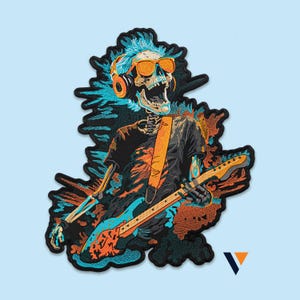 Peut inclure: Écusson brodé représentant un squelette jouant d'une guitare électrique. Le squelette porte des lunettes de soleil et un casque orange, ainsi qu'un t-shirt noir. L'écusson a une palette de couleurs bleue, orange et noire, avec un bord dentelé.