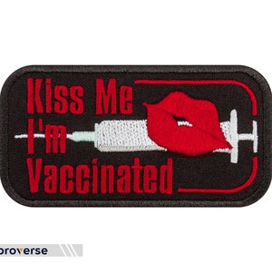 Patch Kiss Me I'm Vaccinated - grappig citaat geborduurde tekst - opstrijkbare patches - Grootte: 3,8 x 2 inch