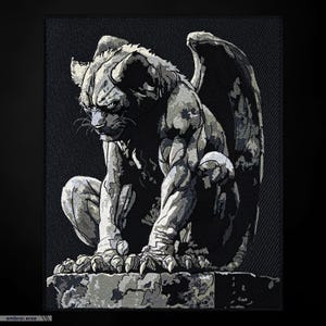 Könnte beinhalten: Ein detaillierter gestickter Patch mit einer grauen Steingargouille mit Flügeln, die auf einem Steinsims sitzt. Die Gargouille hat einen grimmigen Ausdruck und scharfe Krallen.