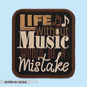 Könnte beinhalten: Gestickter Aufnäher mit dem Zitat "LIFE Without MUSIC WOULD BE A mistake" in braunen und beigen Buchstaben auf schwarzem Hintergrund. Der Aufnäher hat einen braunen Rand und Noten.