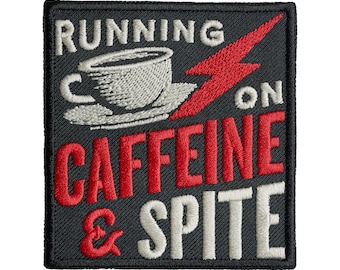 Broderad stryk-på-lapp med "Running on Coffee and Spite"-motiv