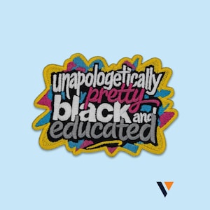Peut inclure: Écusson brodé avec les mots "Unapologetically Pretty Black and Educated" en lettres blanches, roses et noires. L'écusson a une bordure jaune avec des accents bleus, roses et noirs. Le fond est bleu clair.