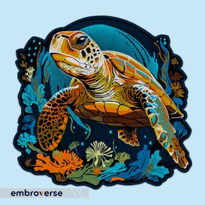 Peut inclure: Patch brodé représentant une tortue marine nageant dans un océan bleu et vert avec du corail et des algues. La tortue est orange, brune et jaune avec une carapace détaillée.