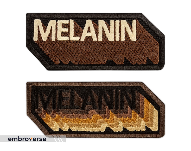 Peut inclure: Deux patchs brod&eacute;s avec le mot "MELANIN" dans des styles diff&eacute;rents. Le patch du haut est brun avec des lettres blanches. Le patch du bas est brun avec des lettres noires et un design textur&eacute; en couches.