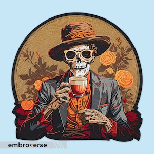 Peut inclure: Un squelette portant un fedora brun, des lunettes de soleil et un costume, tenant une tasse de café. L'arrière-plan est un motif floral brun et or.