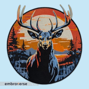 Op de afbeelding: Gestikt patch met een gestileerde hert met grote geweien tegen een zonsondergang achtergrond. Het hert is blauw, zwart en rood, en de achtergrond is oranje, geel en blauw.