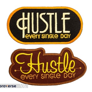 Könnte beinhalten: Zwei gestickte Patches mit dem Text "Hustle every single day" in gelbem Garn. Der obere Patch ist schwarz mit orangefarbenem Rand. Der untere Patch ist braun mit gelbem Rand.