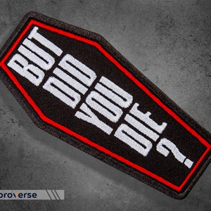 Peut inclure: Patch brodé noir et rouge en forme de cercueil avec le texte "But did you die?" en blanc.