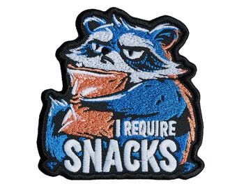 Rolig tvättbjörnslapp - Jag behöver snacks, Grumpy broderad strykbar