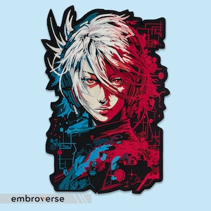 Może przedstawiać: Naszywka haftowana przedstawiająca stylizowany portret kobiety z białymi włosami i czerwonymi oczami, na czarnym tle z niebieskimi i czerwonymi akcentami. Kobieta ma na sobie czarną kurtkę i ma futurystyczny, cyberpunkowy styl.