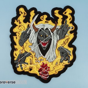 Może przedstawiać: Haftowana naszywka przedstawiająca demoniczną postać z rogami, ostrymi zębami i długimi białymi włosami, otoczoną płomieniami. Projekt zawiera serce i pentagram, ze słowem "embroverse" na dole.