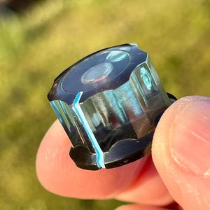 Transparent Hellblau/Opaque Schwarz Drehknopf