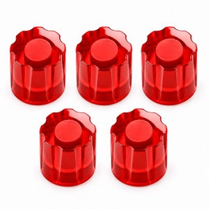 Puede incluir: Un juego de cinco perillas rojas translúcidas, cada una con forma cilíndrica, un diseño de borde festoneado y acanalado, y una superficie superior circular plana. Estas perillas están dispuestas en un grupo de tres arriba y dos abajo, mostrando un color rojo brillante uniforme y un acabado suave y brillante en todo el conjunto.
