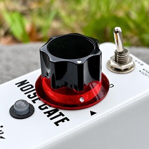 Manopola grande per chitarra/sintetizzatore - Rosso trasparente / Parte superiore nera opaca - Diametro 2,5 cm