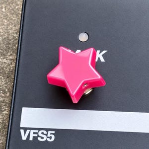 Botão de pressão artesanal rosa chiclete fluorescente neon com estrela "Topper"