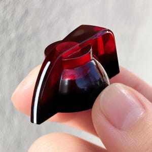Pomo con forma de cabeza de pollo - Rojo transparente / Negro opaco