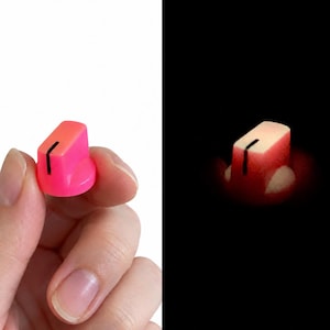 Helder kauwgomroze fluorescerend neon met "Glow in the Dark" - gitaarpedaal enz. - Davies 1510 Clone
