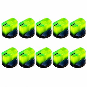 Op de afbeelding: Een set van tien neon-groene en zwarte bedieningsknoppen, gerangschikt in twee rijen van vijf. Elke knop heeft een doorschijnend neon-groen bovendeel met een verticale zwarte indicatorlijn en een massieve zwarte ronde basis.