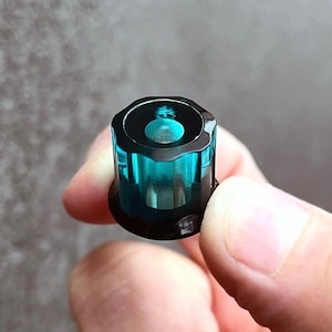 Bouton de clavier - Turquoise transparent / Couleur noir opaque - Tige en D