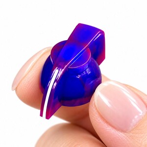 Wijzerknop kipkop: helder paars/donkerblauw fluorescerend neon
