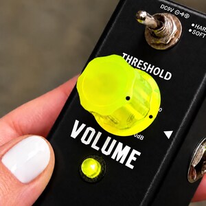 Moog-Klonknopf Ananasgelb mit grünem „Leuchtet im Dunkeln“-Grün – mit Farbpunkt oder ENCODER