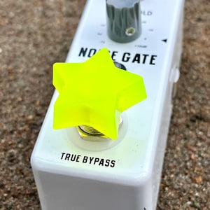 Botón pulsador con forma de estrella de neón fluorescente amarillo brillante/verde lima "Topper"