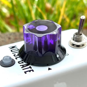 Duży pokrętło do gitary/syntezatora – kolor przezroczysty fioletowy/czarny matowy – średnica 1 cala