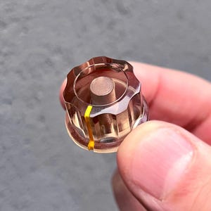 Transparenter brauner Drehknopf