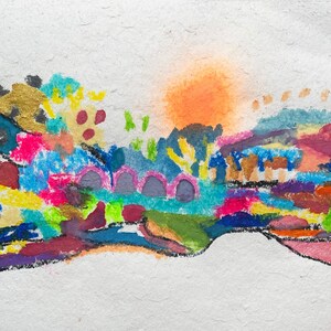 Puede incluir: Pintura abstracta con una escena de paisaje colorida. La pintura presenta un sol naranja brillante en la parte superior central de la imagen, con una variedad de colores y formas en el resto de la pintura.