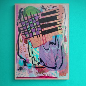Peut inclure: Peinture abstraite sur toile avec un sch&eacute;ma de couleurs rose, violet, vert et noir. La peinture pr&eacute;sente un motif de grille, des rayures et des formes organiques.