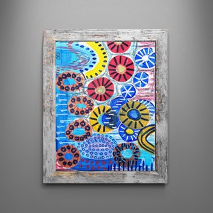 Pu&ograve; includere: Un dipinto astratto incorniciato con uno sfondo blu e cerchi, anelli e fiori colorati. Il dipinto &egrave; in una cornice di legno con una finitura sbiancata.