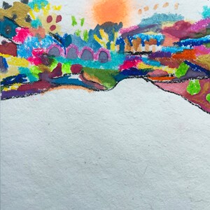 Puede incluir: Pintura abstracta con una escena de paisaje colorida. La pintura presenta un sol naranja brillante, colinas azules y verdes, y una variedad de colores. La pintura est&aacute; hecha sobre un fondo blanco.