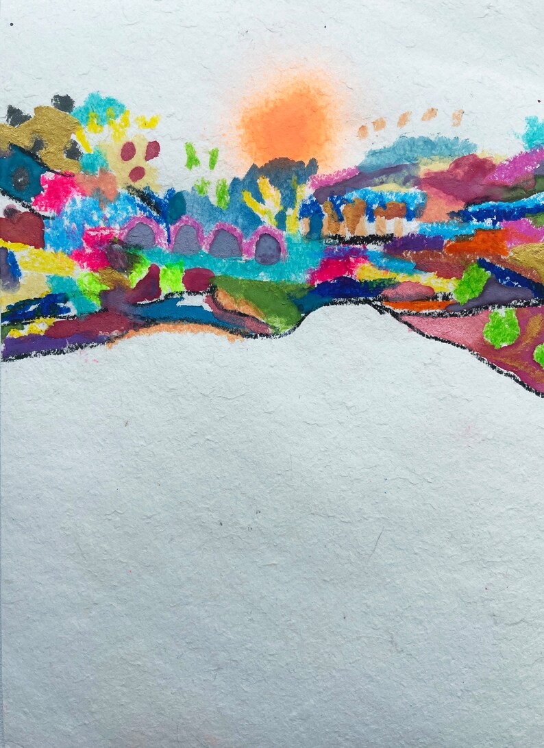 Puede incluir: Pintura abstracta con una escena de paisaje colorida. La pintura presenta un sol naranja brillante, colinas azules y verdes, y una variedad de colores. La pintura est&aacute; hecha sobre un fondo blanco.