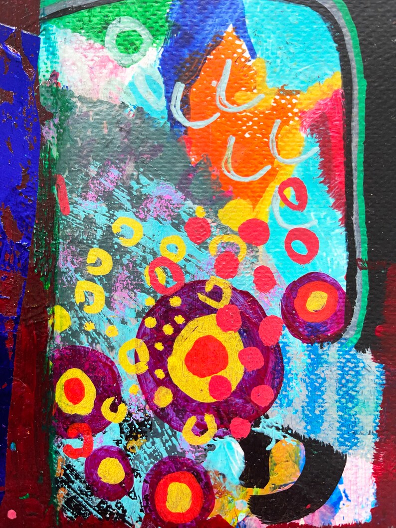 K&ouml;nnte beinhalten: Abstraktes Gem&auml;lde mit einem farbenfrohen, geschichteten Design. Das Gem&auml;lde zeigt eine Vielzahl von Formen und Farben, darunter Kreise, Wirbel und Linien. Die Farben sind hell und lebendig, und die Gesamtwirkung ist energiegeladen und verspielt.