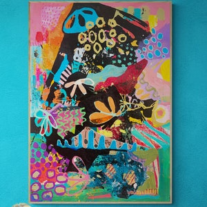 Puede incluir: Pintura abstracta con un dise&ntilde;o colorido y en capas. La pintura presenta una variedad de formas, colores y texturas, incluyendo c&iacute;rculos, remolinos y flores. El fondo es un rosa y amarillo vibrantes, con acentos en negro y blanco.
