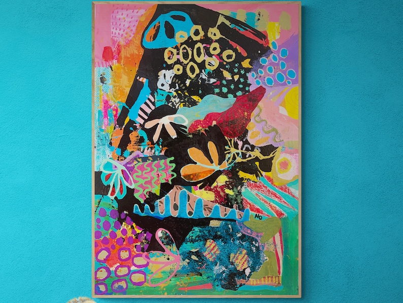 Puede incluir: Pintura abstracta con un dise&ntilde;o colorido y en capas. La pintura presenta una variedad de formas, colores y texturas, incluyendo c&iacute;rculos, remolinos y flores. El fondo es un rosa y amarillo vibrantes, con acentos en negro y blanco.