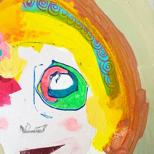 K&ouml;nnte beinhalten: Abstrakte Malerei eines Gesichts mit einem gro&szlig;en Auge und einem gelben Regenbogen. Das Kunstwerk zeigt leuchtende Farben, darunter Gelb, Gr&uuml;n, Rosa und Braun, in einem skurrilen Stil. Das Gem&auml;lde befindet sich auf einer wei&szlig;en Leinwand.