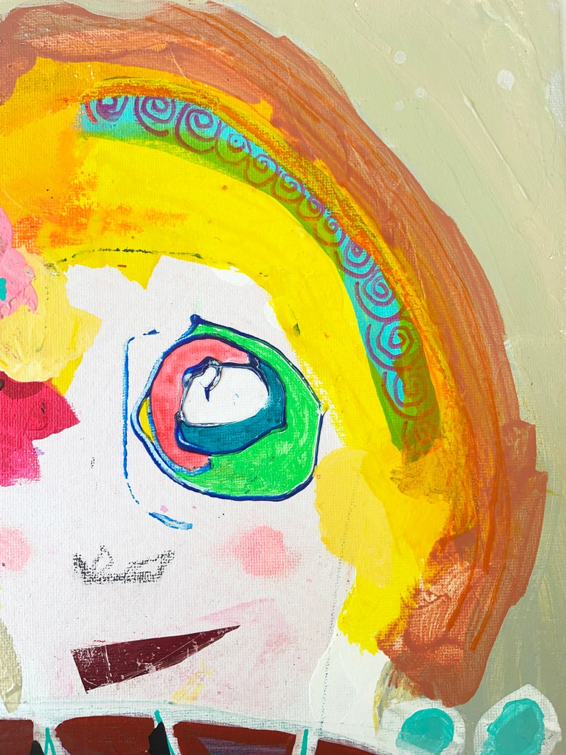 K&ouml;nnte beinhalten: Abstrakte Malerei eines Gesichts mit einem gro&szlig;en Auge und einem gelben Regenbogen. Das Kunstwerk zeigt leuchtende Farben, darunter Gelb, Gr&uuml;n, Rosa und Braun, in einem skurrilen Stil. Das Gem&auml;lde befindet sich auf einer wei&szlig;en Leinwand.