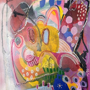 Puede incluir: Pintura abstracta con un dise&ntilde;o colorido y en capas. La pintura presenta una variedad de formas, incluyendo c&iacute;rculos, &oacute;valos y cuadrados. Los colores utilizados en la pintura son brillantes y vibrantes, incluyendo rosa, amarillo, azul, verde y rojo. La pintura tiene un aspecto caprichoso y juguet&oacute;n.
