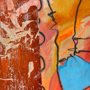 Op de afbeelding: Abstract schilderij met een textuurrijke oranje achtergrond en een blauwe vorm in de rechter benedenhoek. Het schilderij heeft een zwarte omtrek en een roze accent.