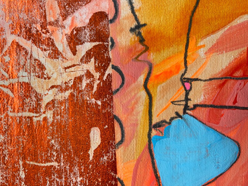 Op de afbeelding: Abstract schilderij met een textuurrijke oranje achtergrond en een blauwe vorm in de rechter benedenhoek. Het schilderij heeft een zwarte omtrek en een roze accent.