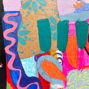 Peut inclure: Peinture abstraite avec un m&eacute;lange de couleurs et de textures, notamment du rose, du bleu, du vert, de l'orange et du jaune. La peinture pr&eacute;sente une vari&eacute;t&eacute; de formes et de motifs, notamment des volutes, des rayures et des motifs floraux.